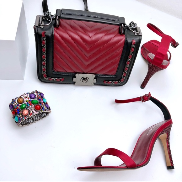 Quilted Crossbody bag with chains. - Picture 5 of 7